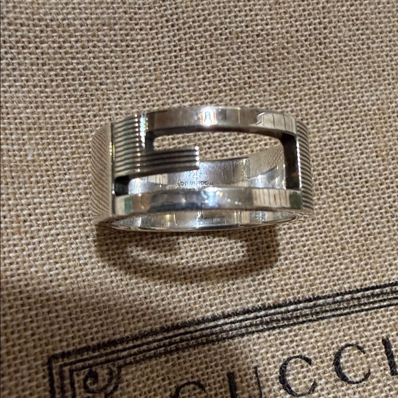 Gucci stunning luxury silver ring. dust pouch, Box and ribbon included - Picture 7 of 8